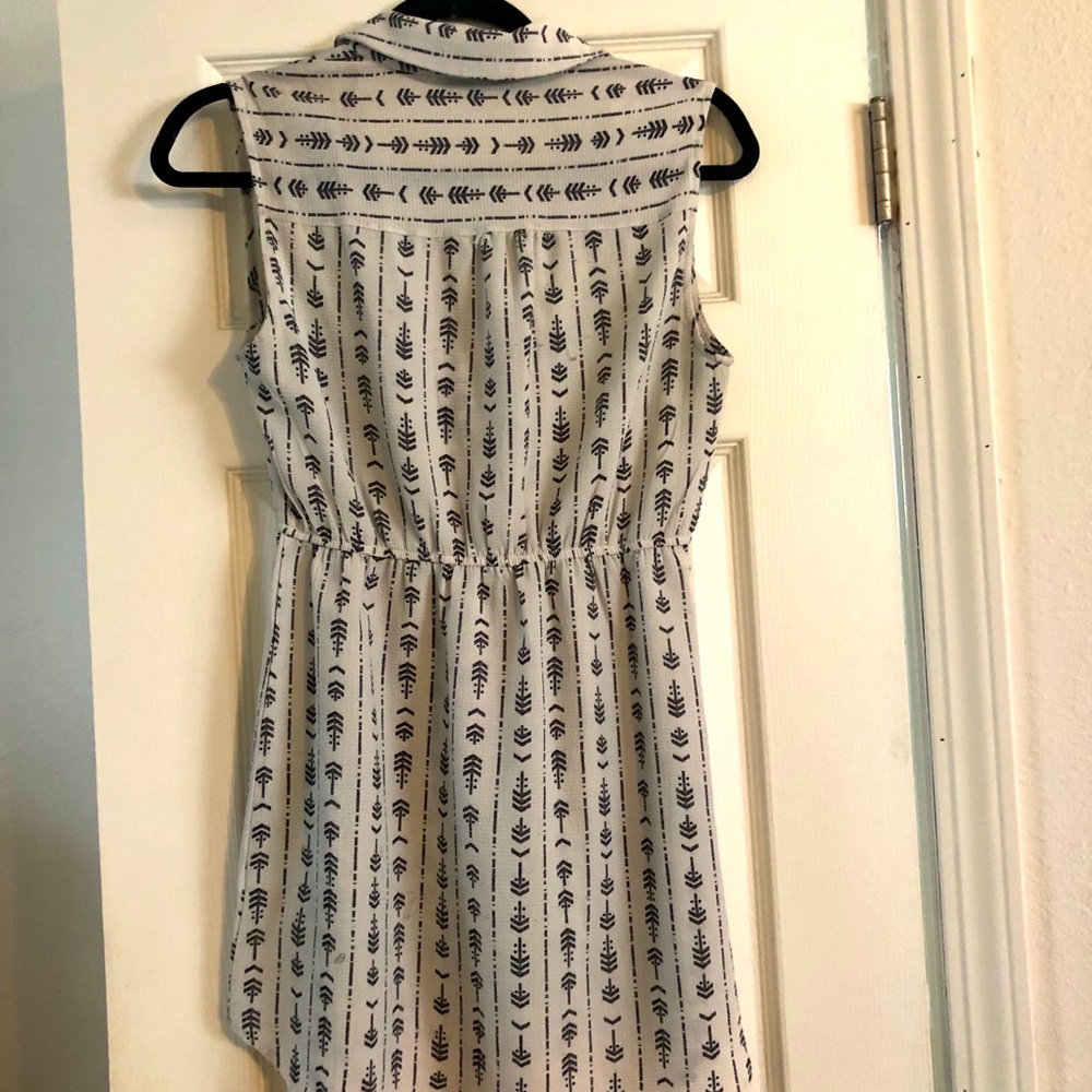 Sleeveless blouse with empire waist